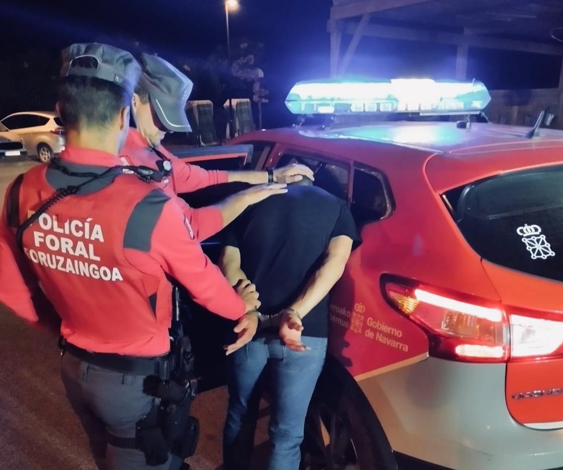 Huye tras ser sorprendido trapicheando con droga en Berriozar: se resistió a la detención 
