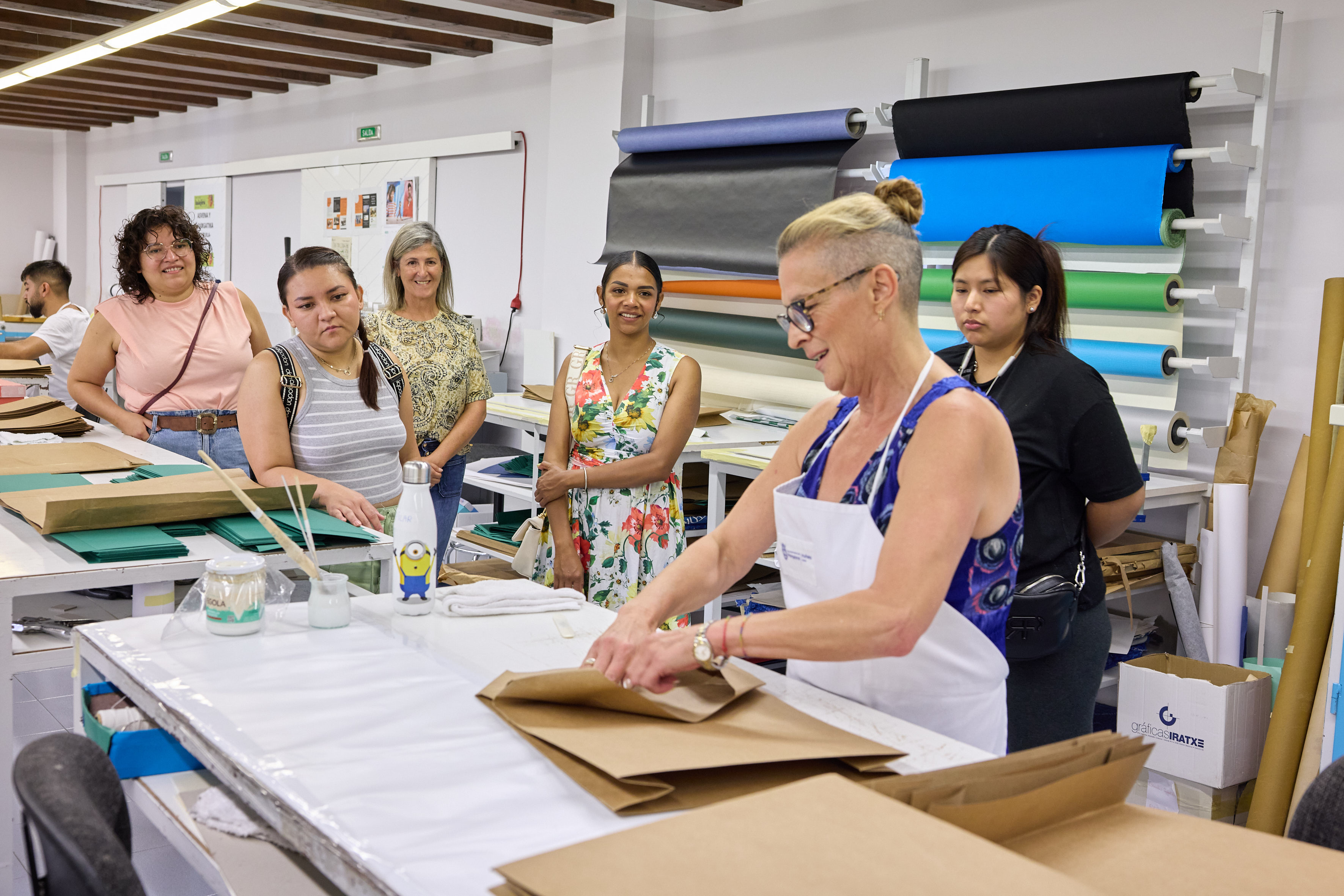 Una decena de mujeres jóvenes con menores a cargo visitan la Carbonilla y el tajo de Serigrafía y Encuadernación municipal en Rochapea