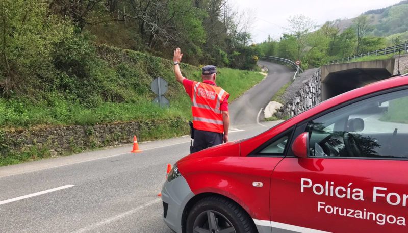 Sorprendido en un control en Bortziriak drogado y circulando con un bebé de 13 meses de pasajero en su vehículo