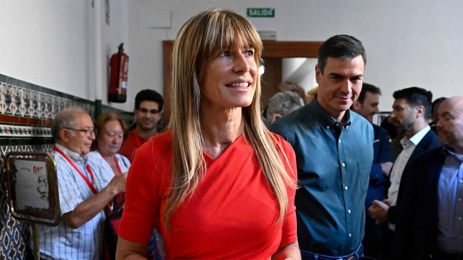 El juez Peinado aprecia riesgo de eludir la justicia y cita a Begoña Gómez bajo amenaza de usar la fuerza pública