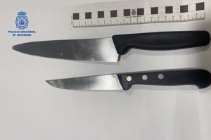 Dos compañeros de piso, detenidos en Pamplona por amenazarse y agredirse con cuchillos de cocina