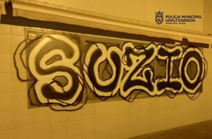Denunciados tres jóvenes por realizar grafitis en Pamplona