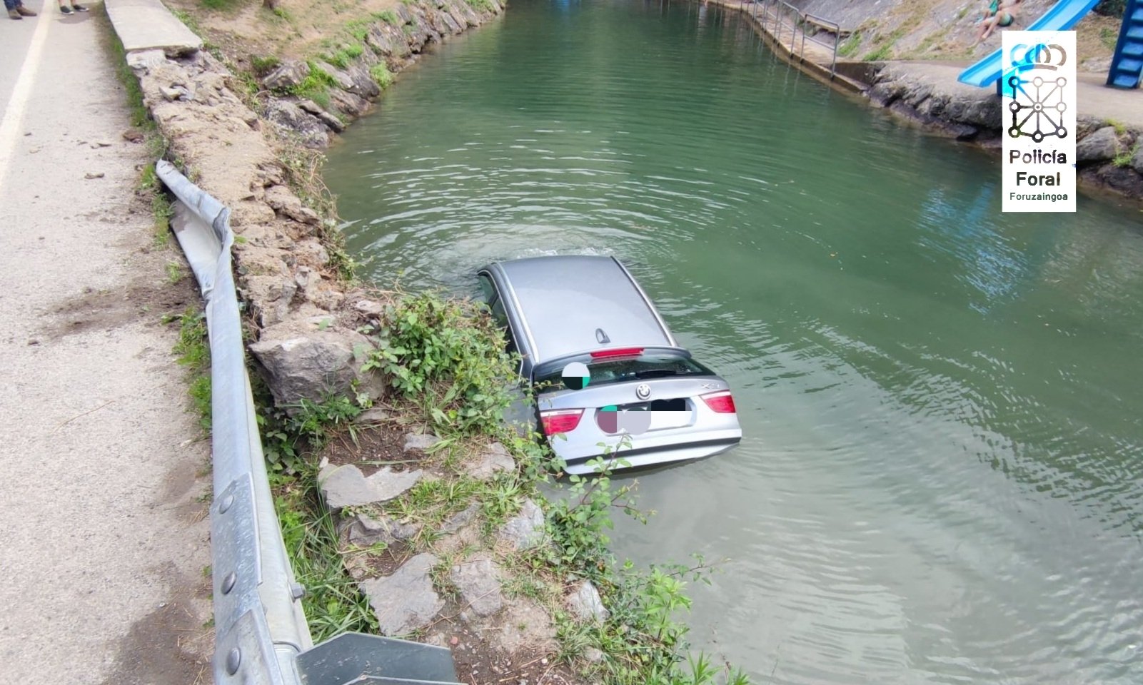 Aparatoso accidente en Betelu: un coche cae al río Araxes y la conductora resulta herida leve
