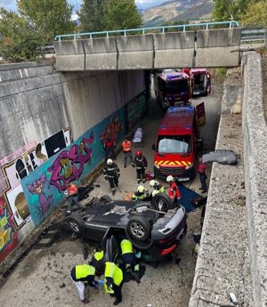 Herido grave un conductor tras caerse por un terraplén en Etxarren