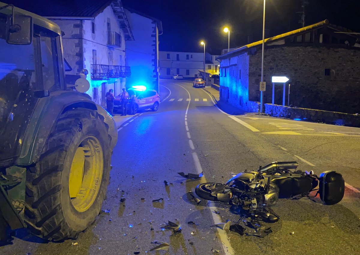 Un motorista de 56 años herido en Betelu tras un impactante colisión contra un tractor