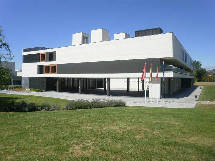 La Casa Consistorial del Valle de Egüés se ilumina de rojo para dar visibilidad a las cardiopatías congénitas