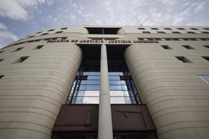 La juez obliga a contratar como asalariados a los 206 repartidores autónomos que Glovo tiene en Navarra