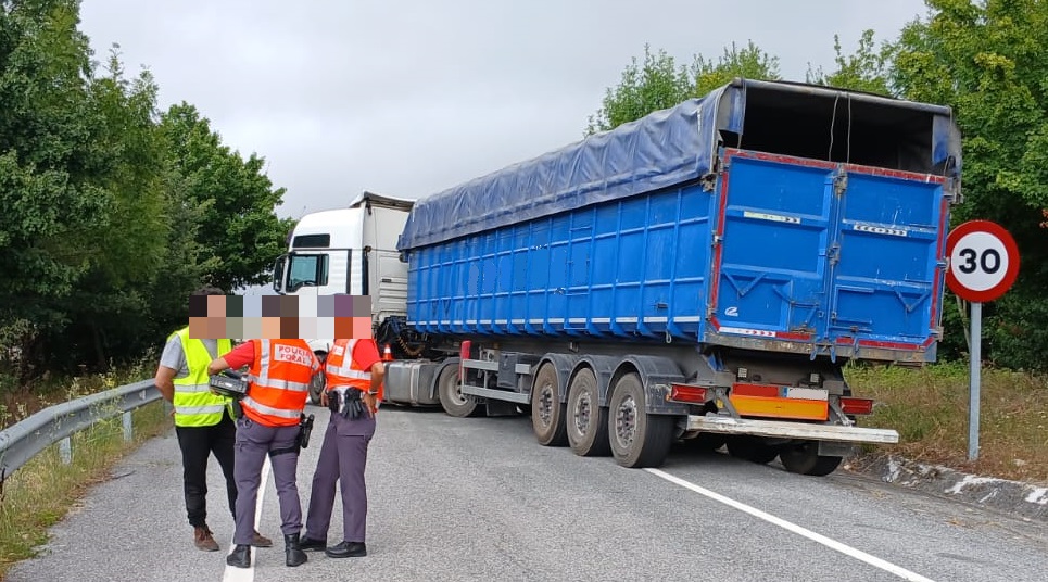 Un camionero con alcoholemia septuplicada ofrece cerveza a las agentes tras provocar un corte en la A1