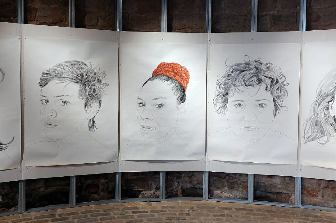 Ángela Moreno exhibe en el Horno de la Ciudadela diez retratos de gran tamaño de mujeres artistas, realizados a lápiz y grafito en papel reutilizado