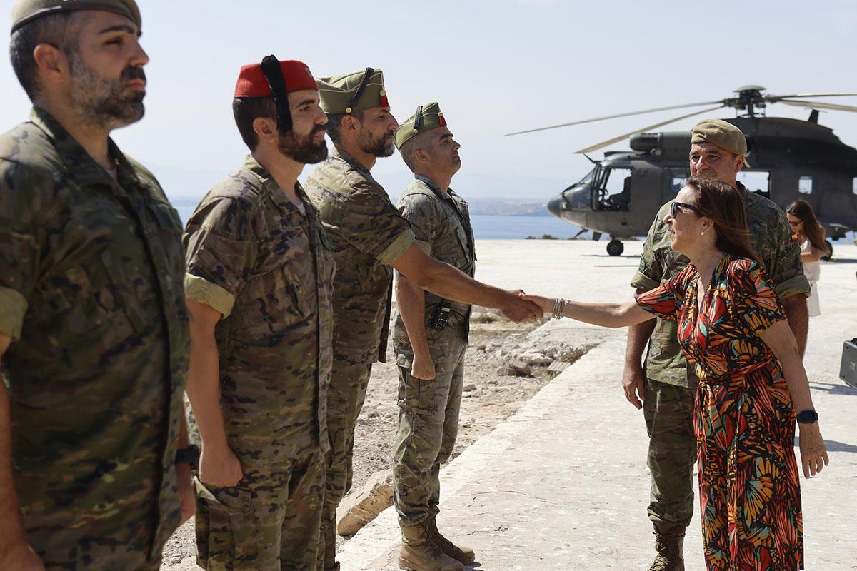 Margarita Robles finaliza su visita a los peñones en la isla Isabel II de Chafarinas