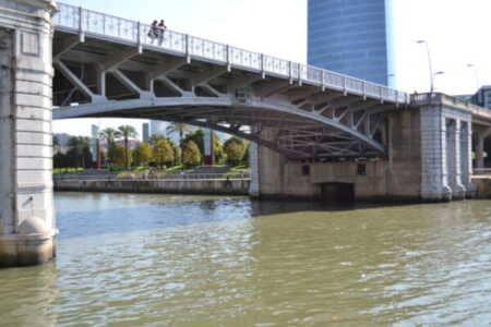 Hallan el cuerpo sin vida de una mujer flotando en la ría de Bilbao