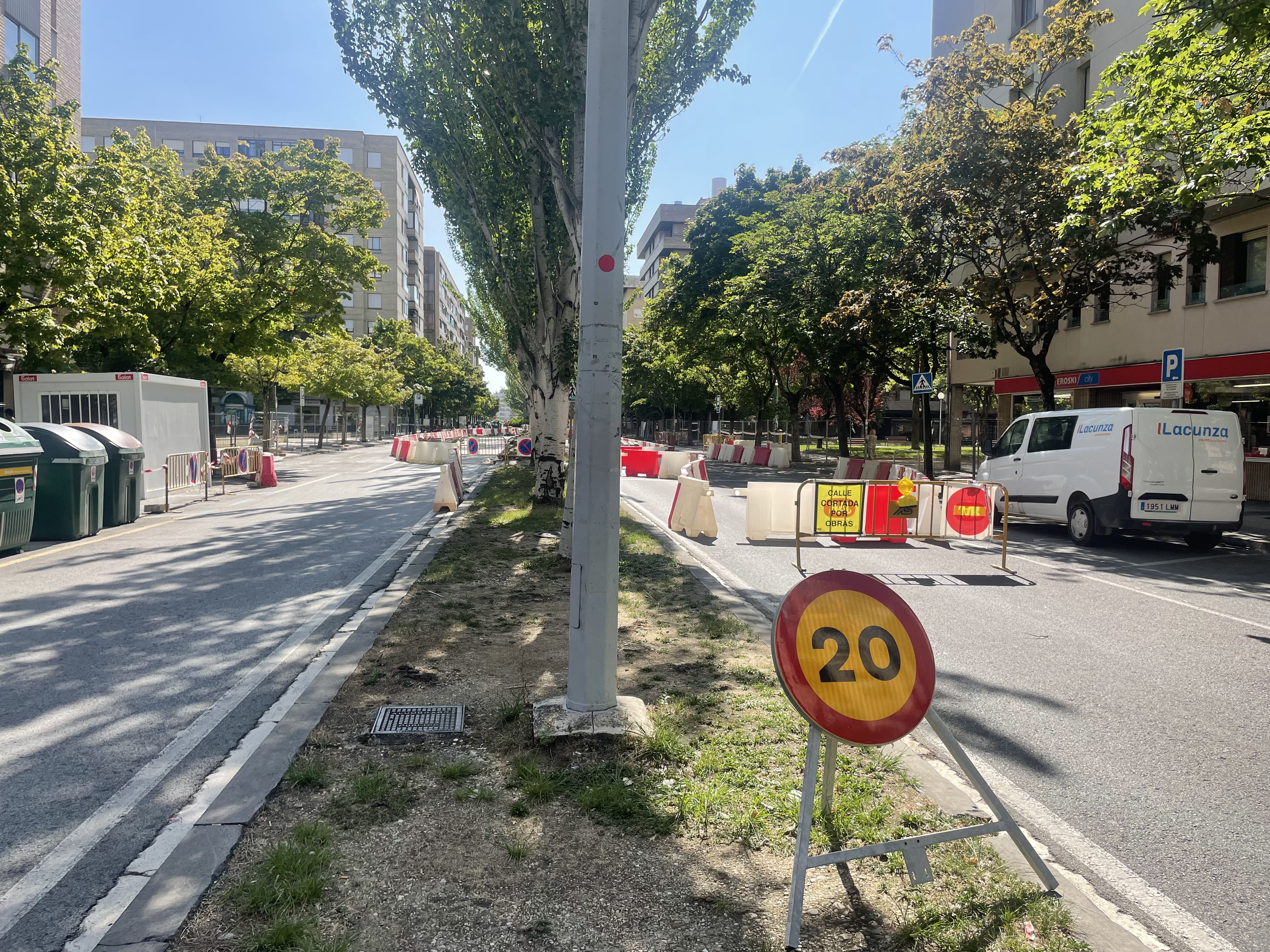 Pamplona plantará hayas y robles para sustituir a siete chopos que han sido apeados en el Boulevard de Iturrama