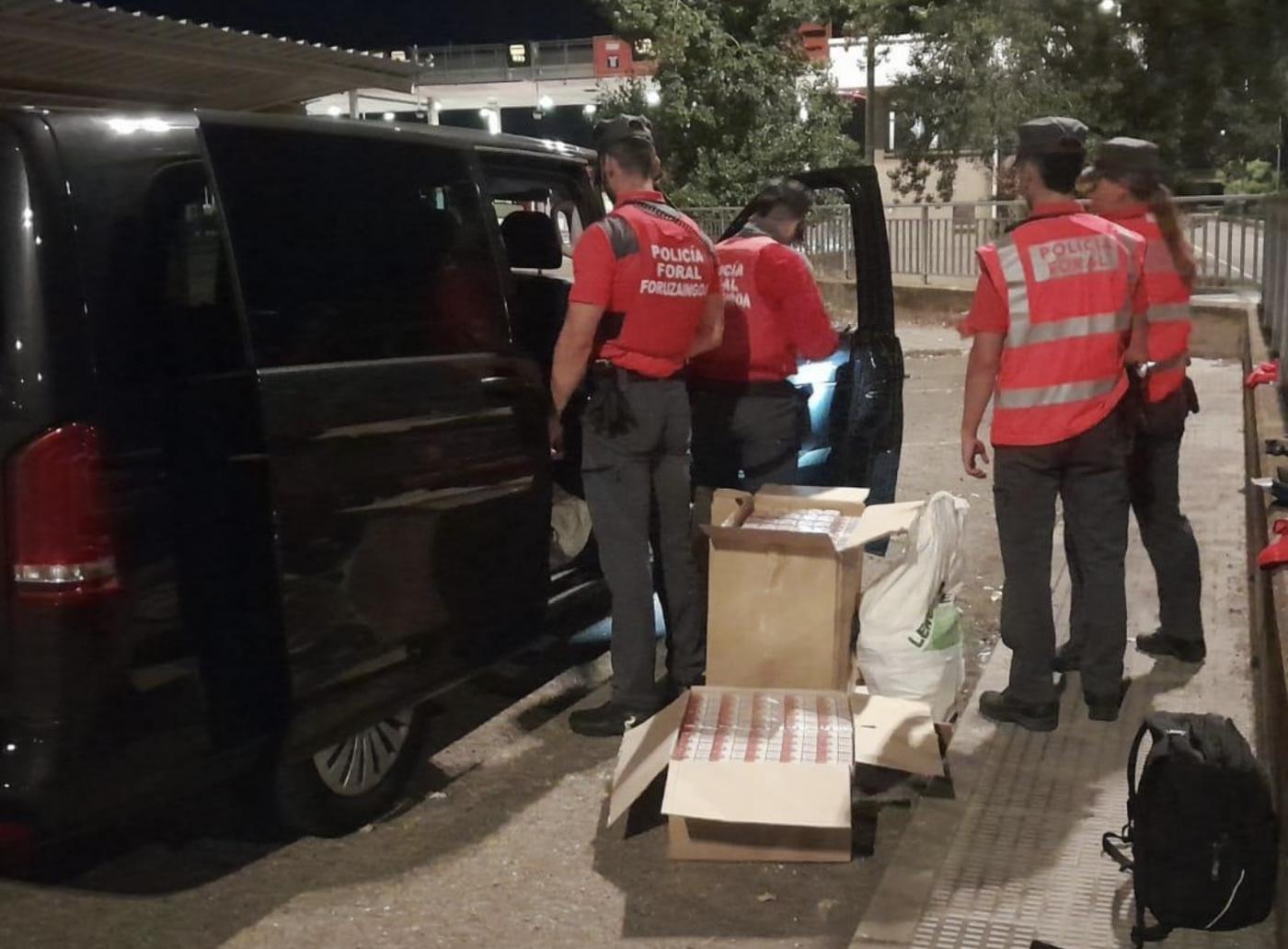 Dos detenidos por contrabando tras hallarse 14.000 cajetillas de tabaco en la furgoneta en la que viajaban