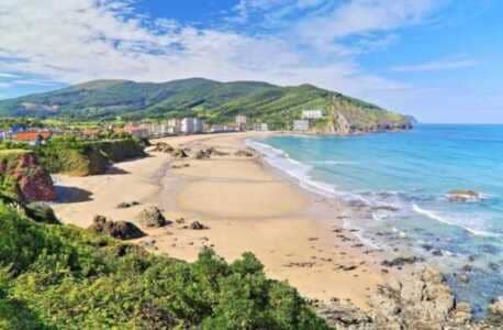 La Ertzaintza investiga el hallazgo del cadáver de un hombre con signos de ahogamiento en la playa de Bakio