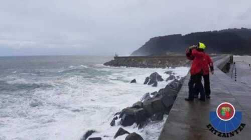 Los Servicios de Emergencia socorren a una joven de 19 años que se había precipitado al agua en el Puerto de Pasaia