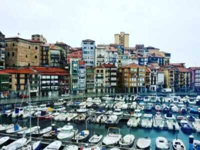 Un ertzaina fuera de servicio retiene al autor del robo de una cadena a un viandante en Bermeo