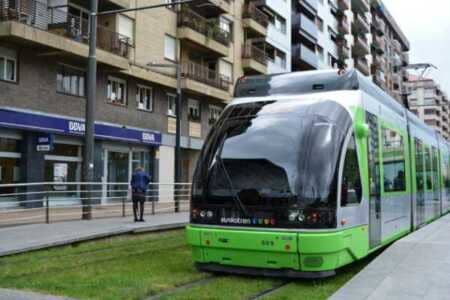 Detenido tras realizar grafitis en tres vagones del tranvía de Bilbao