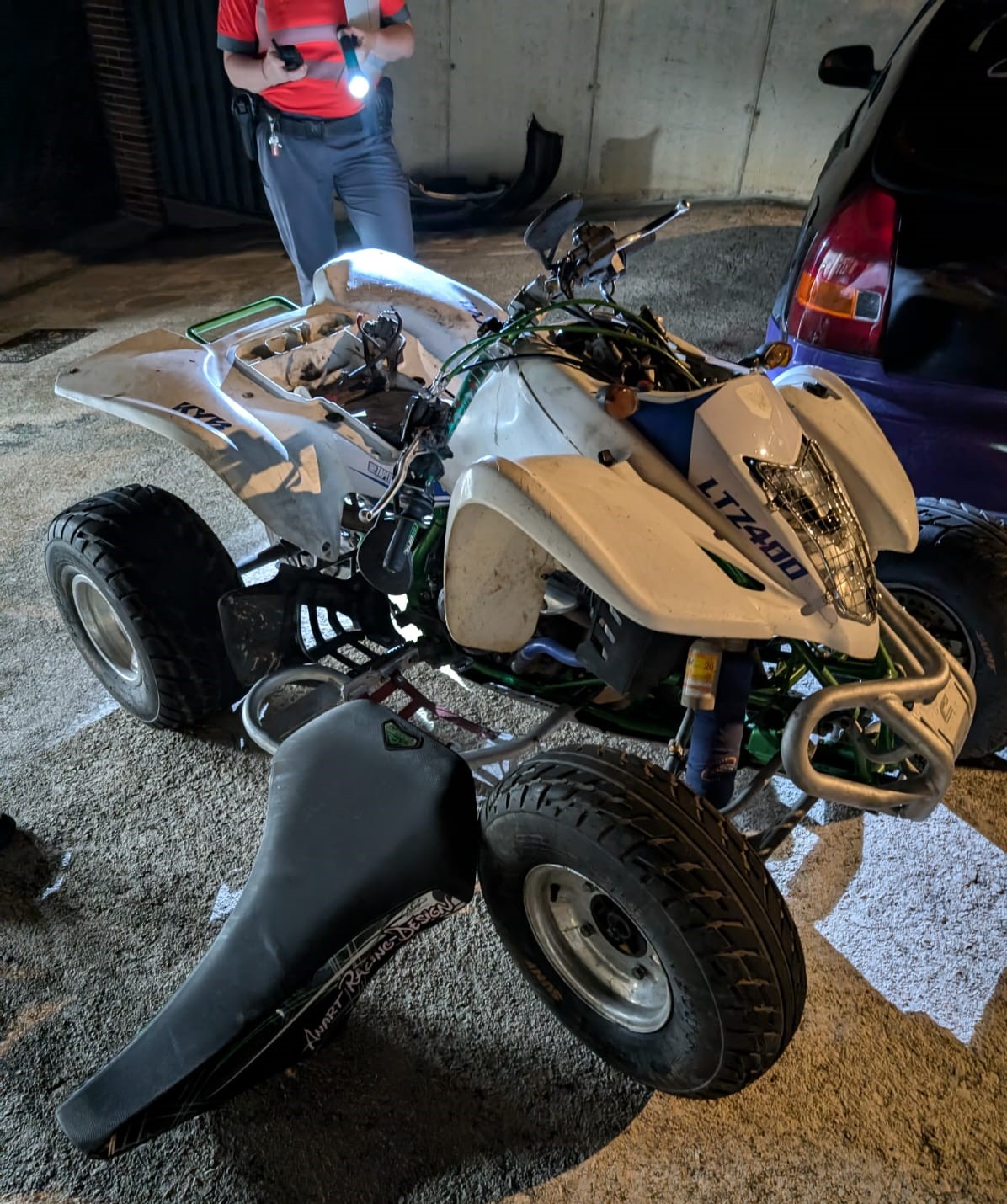 Dos jóvenes heridos graves tras colisionar su quad contra un vehículo estacionado en Elcano