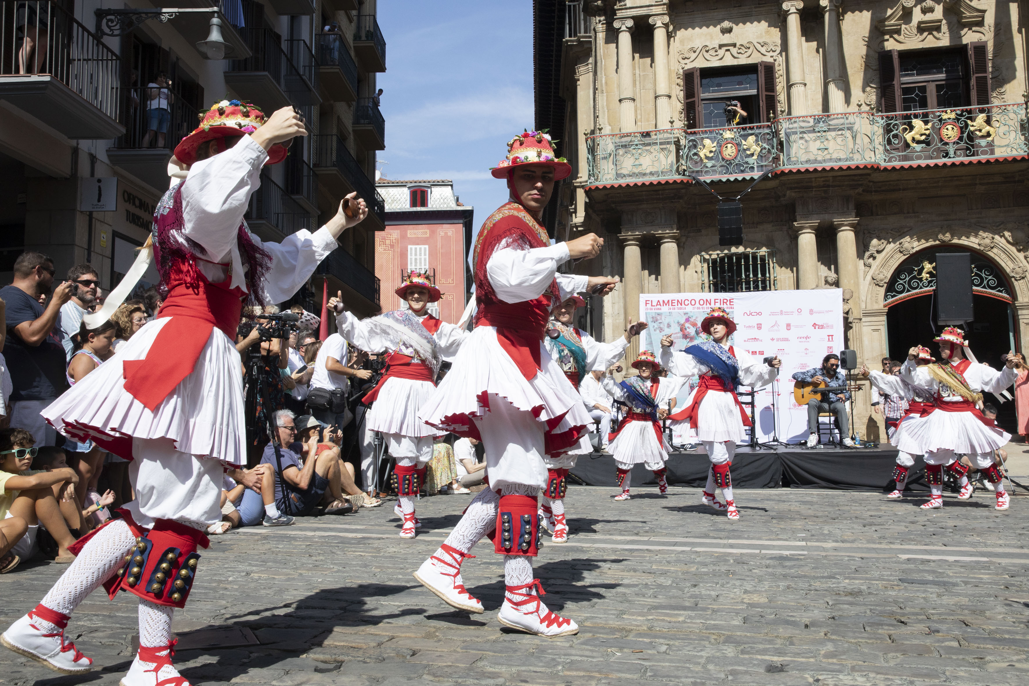 [GALERIA] Duguna y los guitarristas Pepe Habichuela y Josemi Carmona fusionan danzas y flamenco en Pamplona 