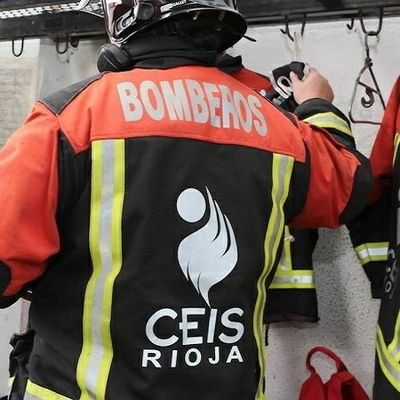 Se derrumba parcialmente la fachada de una empresa en Arnedo
