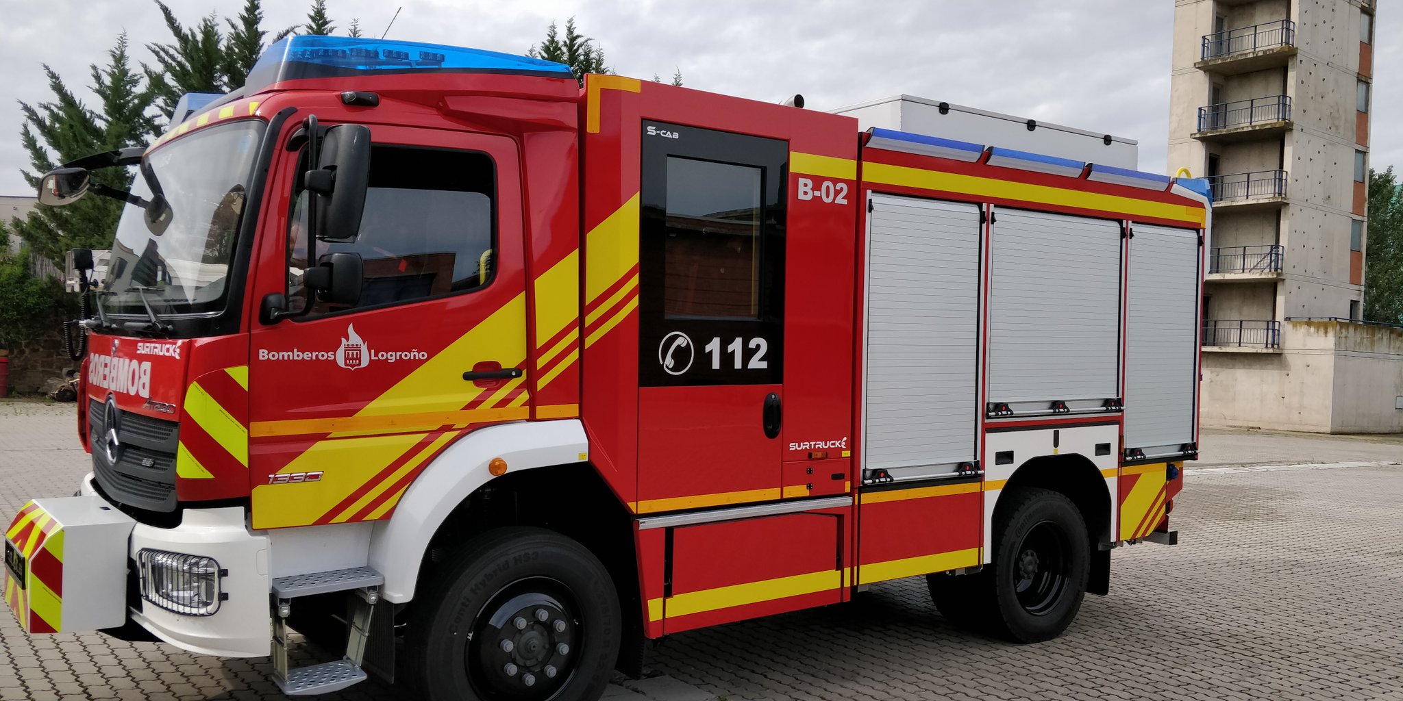 Bomberos de Logroño extinguen el incendio del motor de un coche en la LO-20 a la altura de Prado Viejo