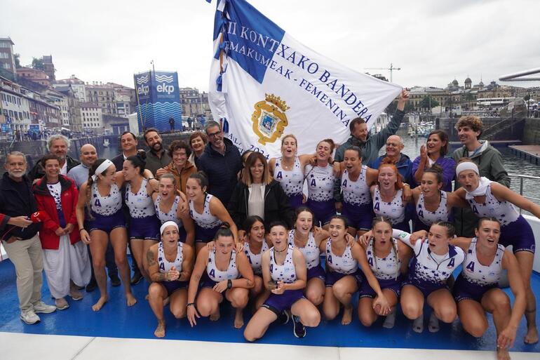 Amaia Barredo y Eneko Goia entregan los trofeos y Bandera de la Concha a las tripulaciones de Arraun Lagunak y Urdaibai