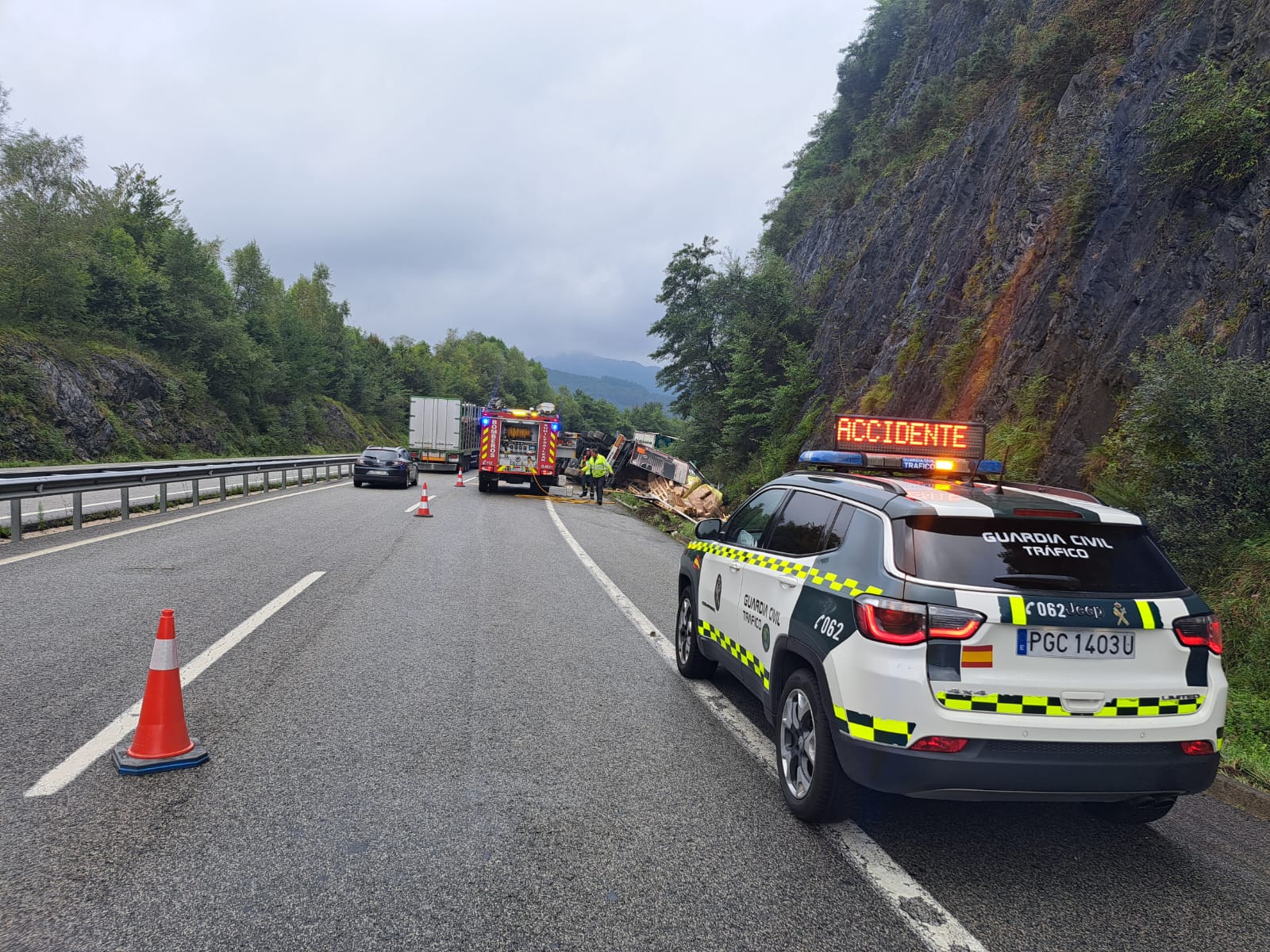 Nuevo accidente en la A-15: dos camiones chocan por alcance en Areso