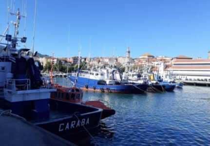Pescadores vascos y andaluces intercambian experiencias en Itsas Etxea del puerto de Donostia