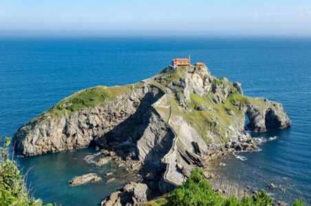 Rescatada en helicóptero una mujer tras sufrir una caída cuando ascendía a San Juan de Gaztelugatxe en Bermeo