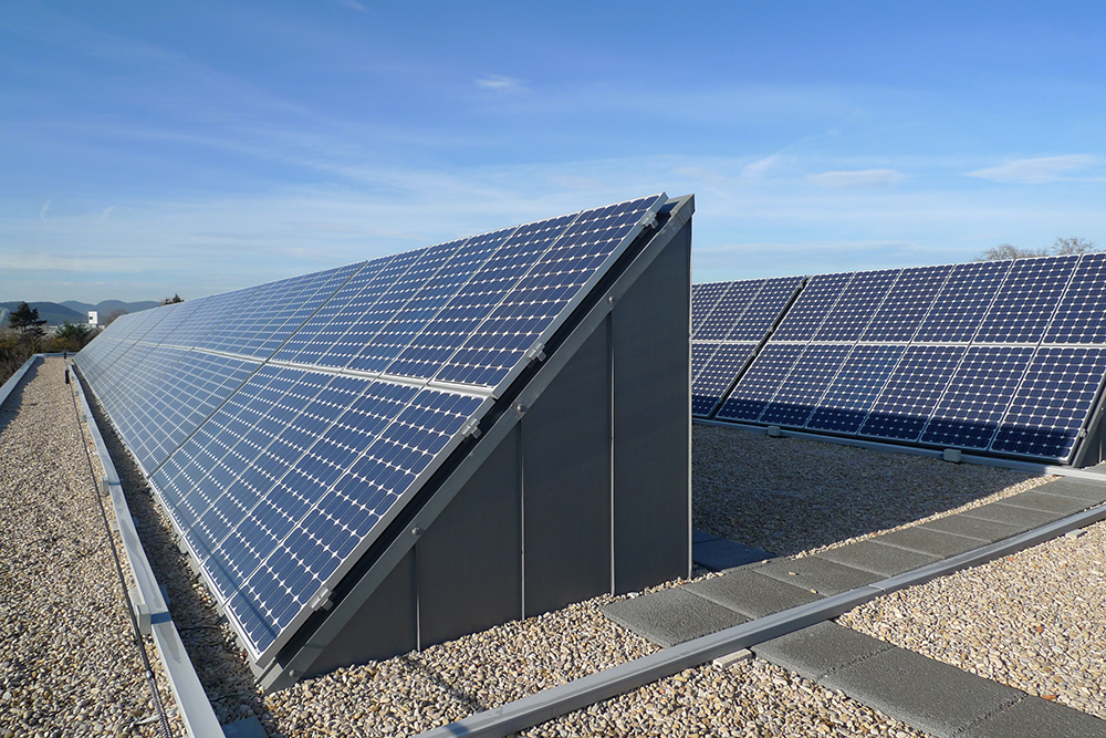 Pamplona colocará placas fotovoltaicas en Patxi Larrainzar, Colegio San Jorge y el centro de formación de Landaben