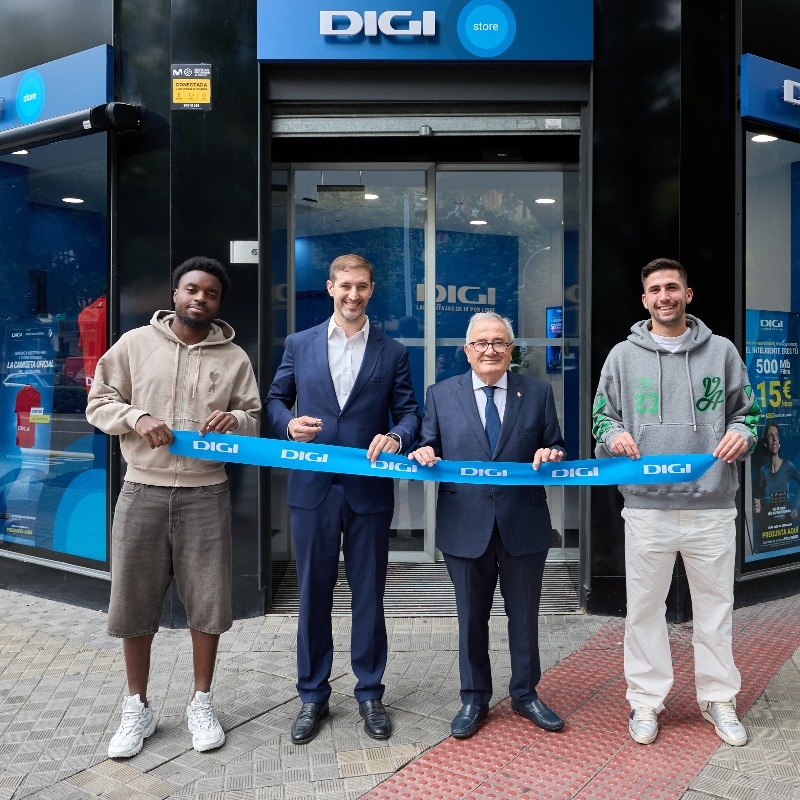Luis Sabalza, Areso y Boyomo asisten a la inauguración de la primera tienda de DIGI en Pamplona