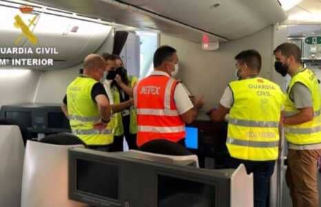 Investigan a un vecino de Alonsotegi que avisó falsamente de que un pasajero llevaba una bomba en un avión