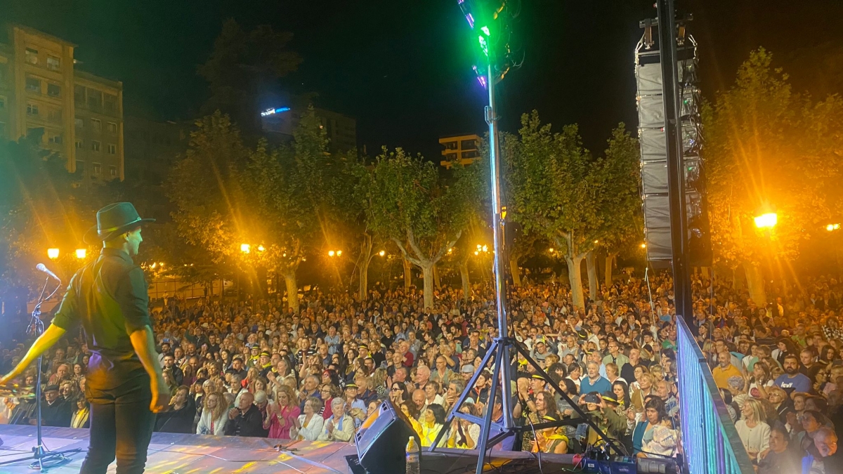 Concierto de Puro Relajo en la Plaza Consistorial de Barañain