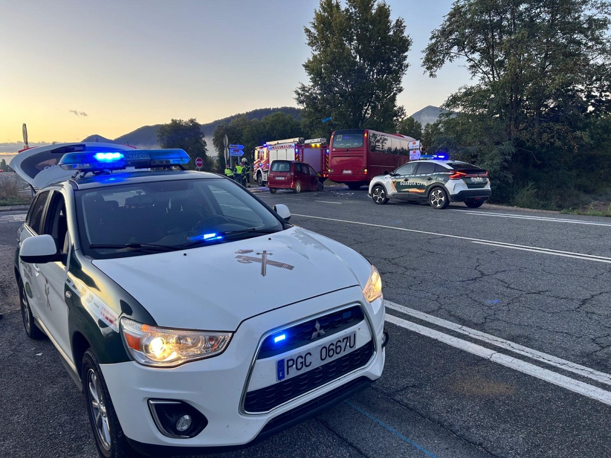 Un conductor herido tras colisionar un vehículo y un autobús con una veintena de pasajeros en Urroz-Villa