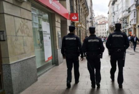 Tres jóvenes detenidos por agredir a un ertzaina fuera de servicio