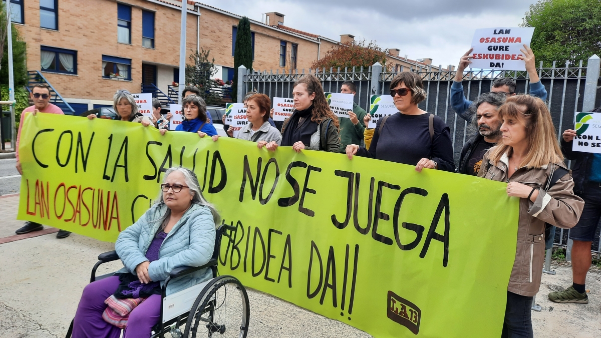Sin solución a la situación de una limpiadora obligada a acudir al puesto de trabajo pese a estar en silla de ruedas