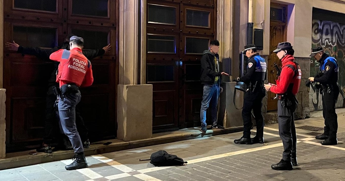 Le detienen robando 'in fraganti' unas zapatillas en un comercio del Ensanche y la lía en comisaría