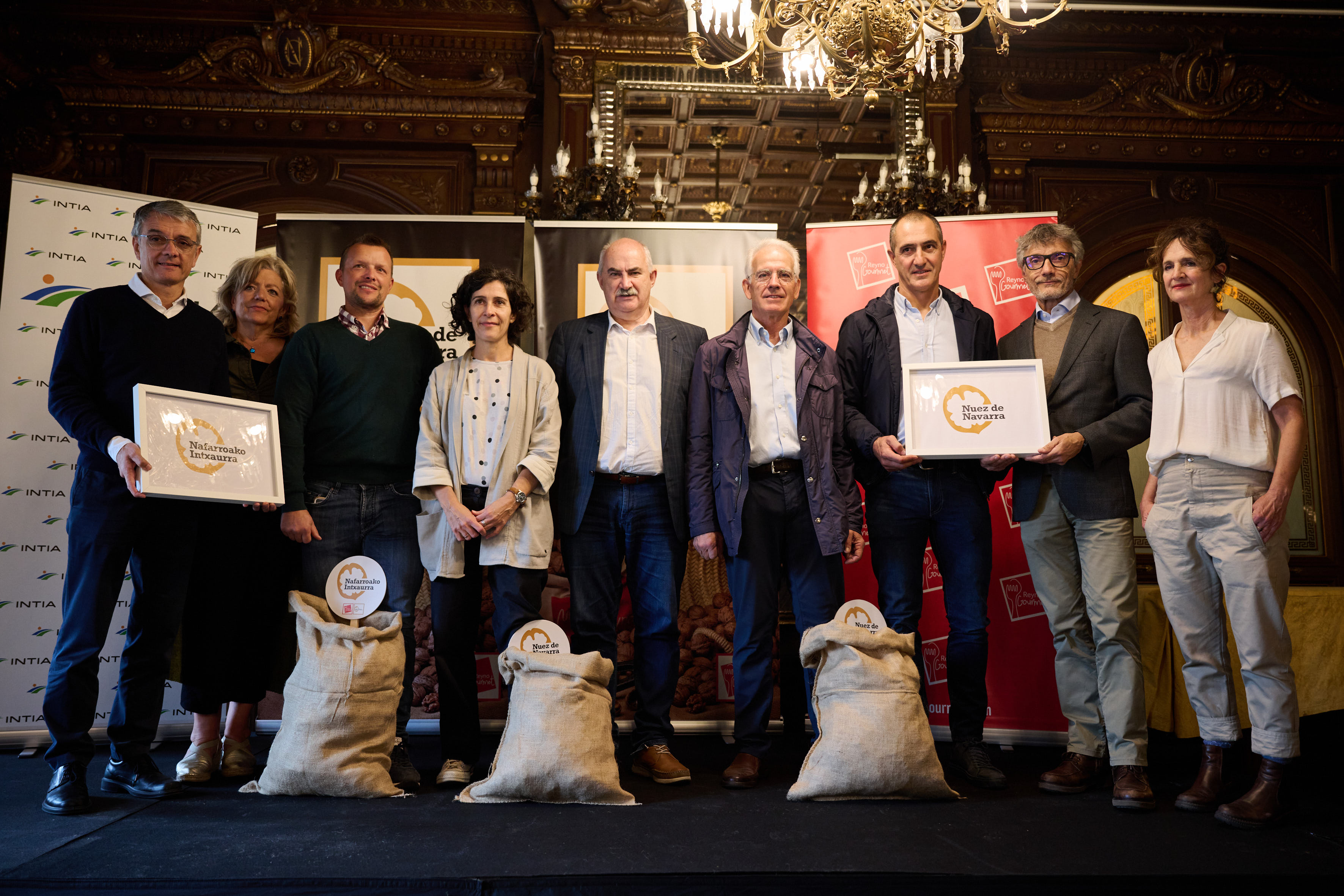 El consejero Aierdi y la directora de INTIA, Natalia Bellostas, junto a productores de nuez en el acto de presentación de la marca.  - 