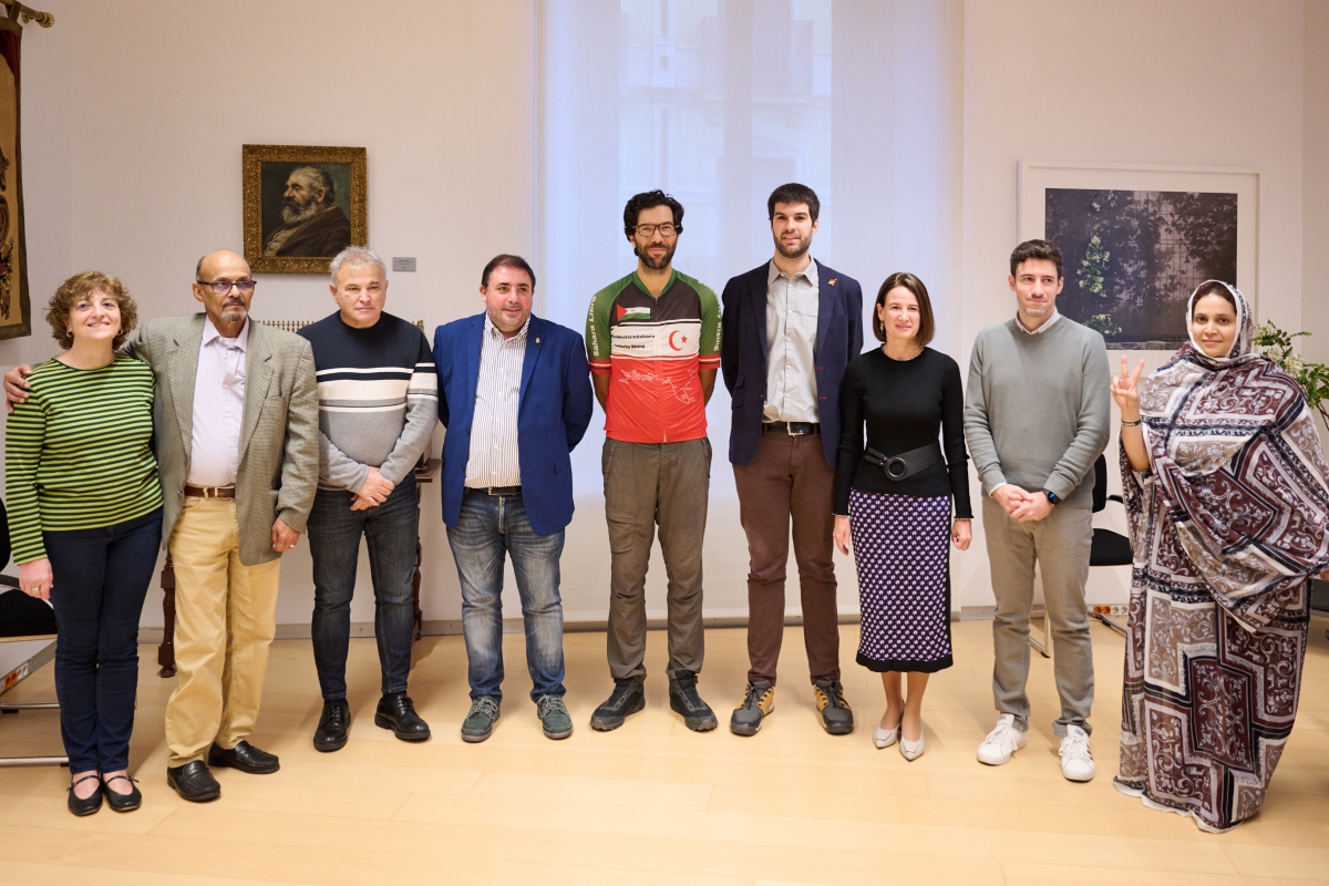 El activista pro saharaui, Benjamín Ladraa, recibido en el Parlamento Foral 