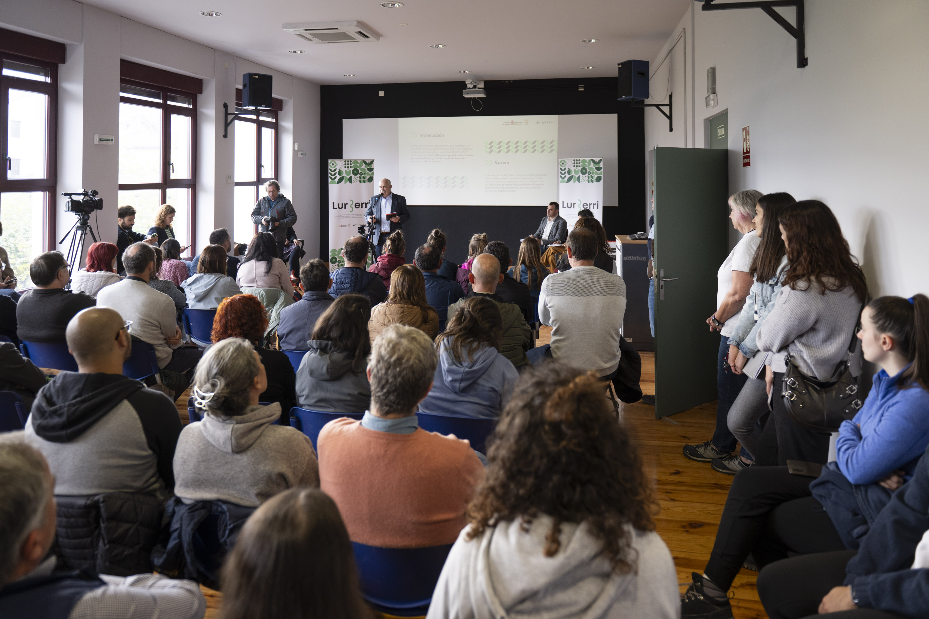 Desarrollo Rural lanza el programa Lurberri con 12 acciones para favorecer el relevo generacional en el sector primario