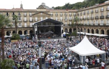 Un gran alarde de Txistularis cerrará la programación diaria de Euskal Folklore al son de un quinteto de metal, el coro San Antón y Xabier Solano