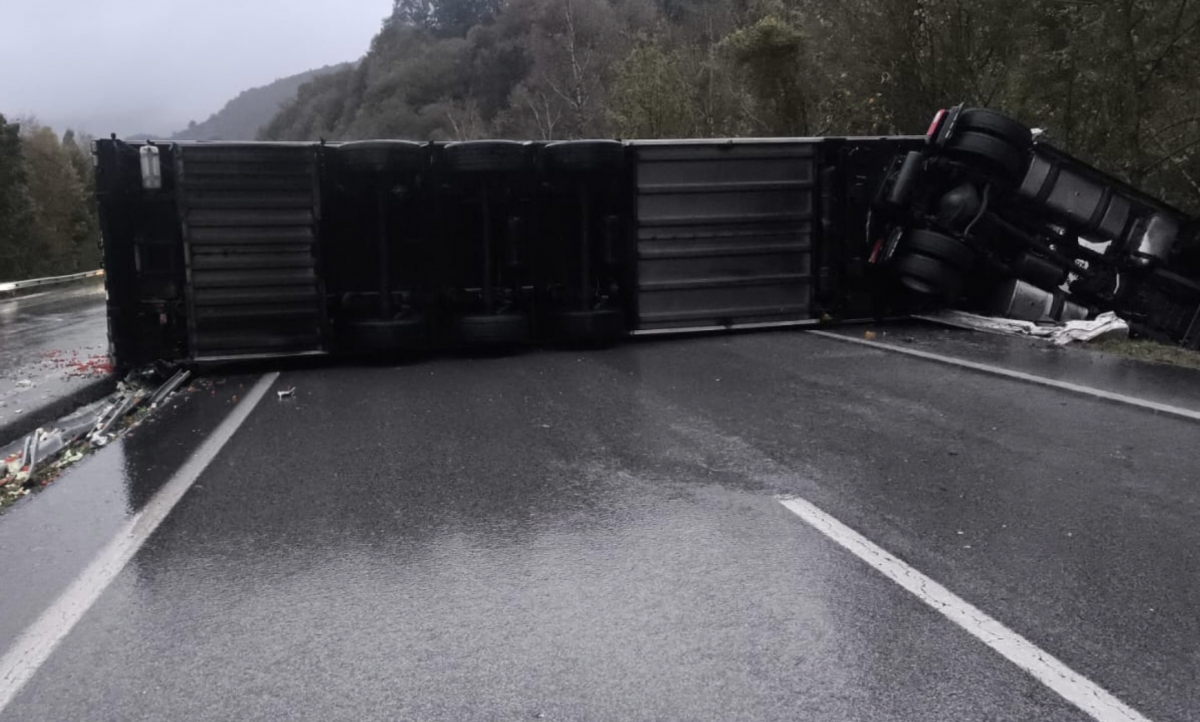 El vuelco de un camión en la A-15 en Areso provoca importantes retenciones 