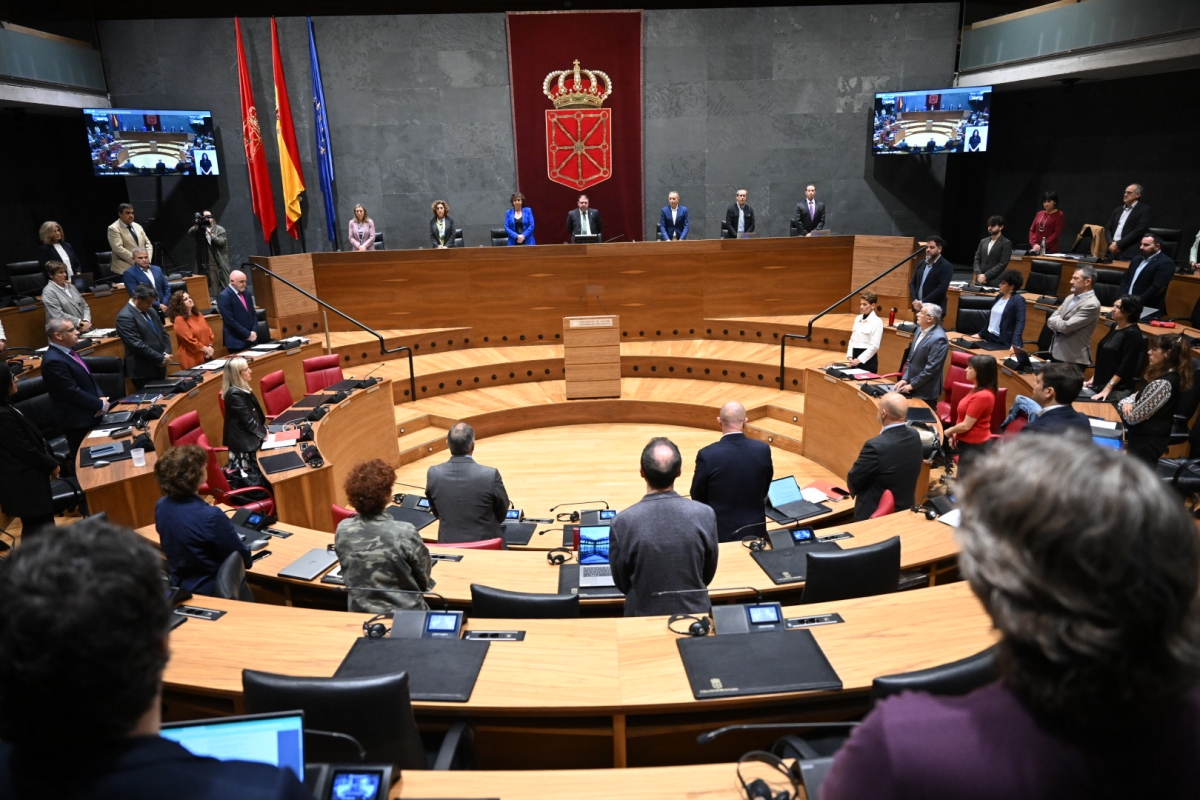 El Parlamento de Navarra guarda un minuto de silencio por el fallecido en Funes en un accidente laboral