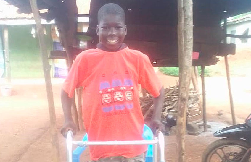 Charles Asare, el niño de Ghana que perdió la movilidad de sus piernas, vuelve a caminar