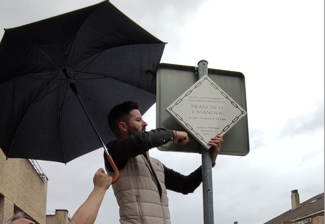 Colocan una placa en honor a Francisco Casanova en el lugar donde fue asesinado en Berriozar