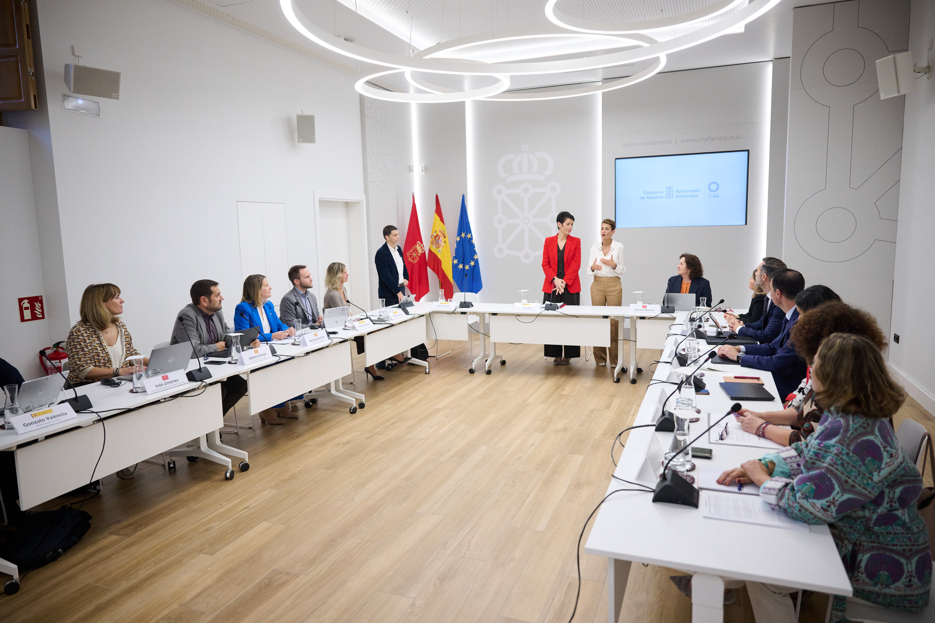 Elma Saiz anuncia en Pamplona que el 4 de noviembre comenzará a funcionar el teléfono 020 sobre el IMV