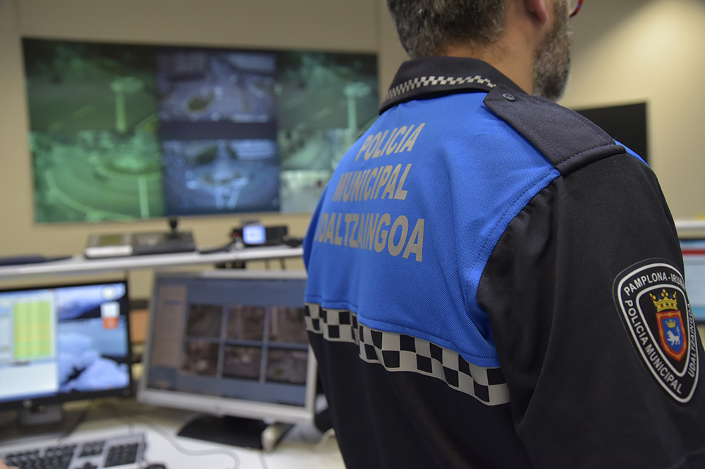 Le pillan in fraganti robando en un coche y la emprende contra los agentes de Policía Municipal