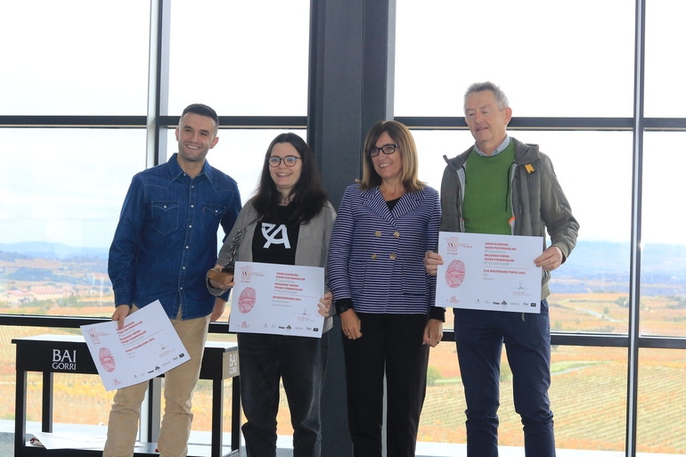 Bodegas Valdelana lleva hasta Elciego seis premios de la Fiesta de la Vendimia de Rioja Alavesa entregados hoy en Samaniego