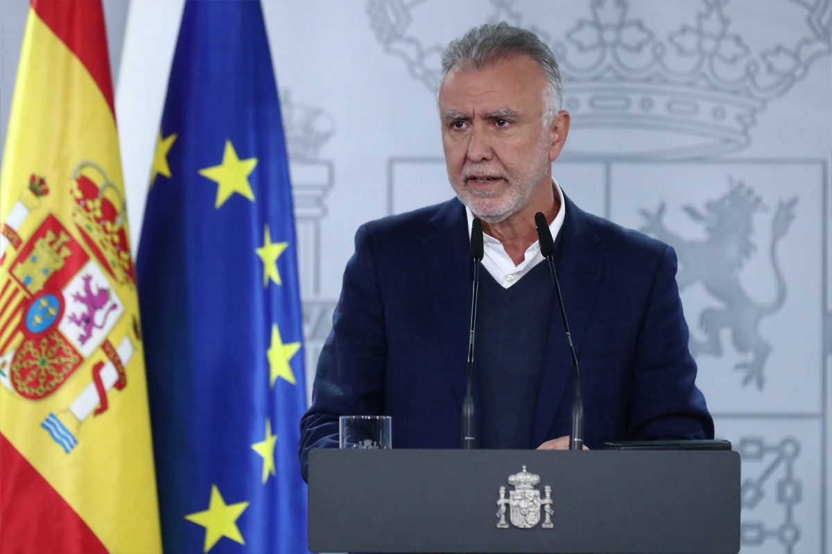 El ministro Torres se compromete a transferir las competencias de becas a Navarra en el curso 2026-2027