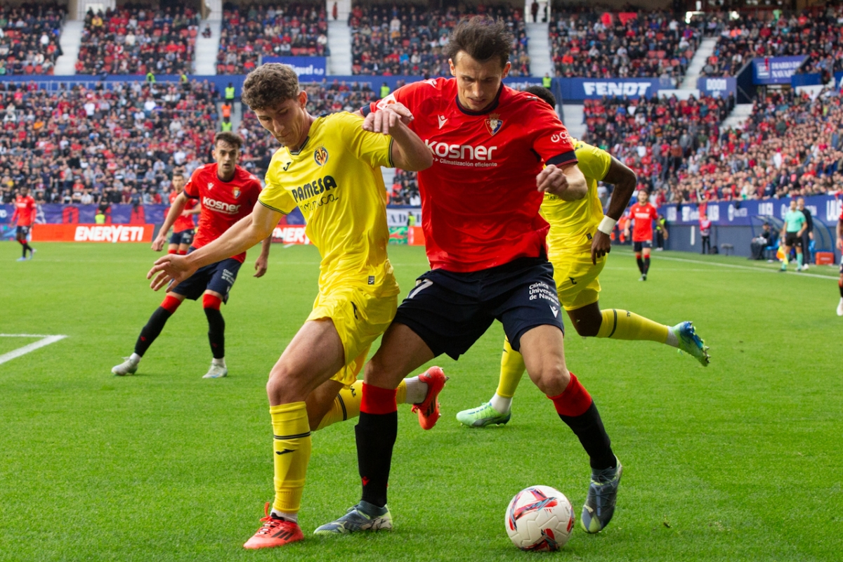 Un dudoso penalti en el descuento acaba con un empate en El Sadar ante el Villarreal (2-2)